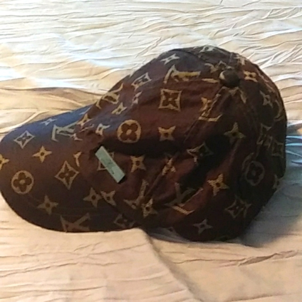 Louis button hat
